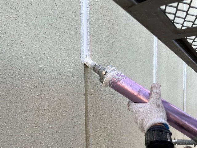 明石市でシール打設を行う職人